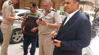 إزالة مبنى مخالف بإحدى العمارات السكنية ببنها