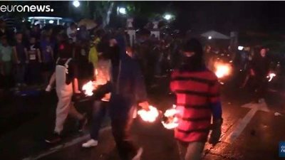 شاهد.. التراشق بكرات النار الملتهبة إحياءً للمعركة ضد الشيطان في سلفادور