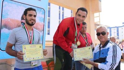رئيس جامعة المنوفية يسلم ميداليات الفائزين في السباحة لمتحدي الإعاقة