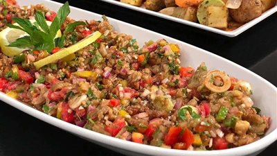 مطبخ بلدنا.. شيف تقدم طريقة سلطة الباذنجان المشوي