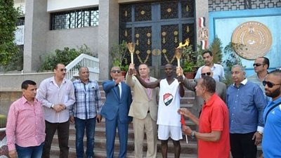 السكرتير العام لمحافظة الإسماعيلية يوقد شعلة انطلاق دوري اتحاد الشركات