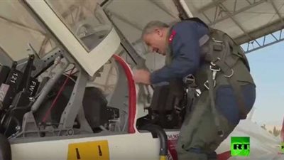 شاهد.. وزير الدفاع التركي يحلق على متن طائرة حربية فوق بحر إيجة