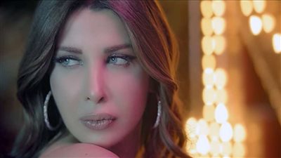 نانسي عجرم تودع الصيف بإطلالة 