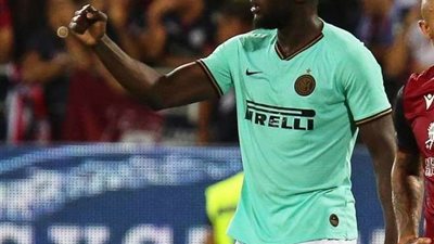 أولتراس انتر يدافع عن كالياري في أزمة العنصرية ضد لوكاكو