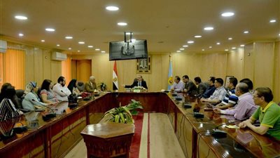 محافظ أسيوط يلتقي أولياء الأمور والنواب ويعلن تشكيل لجنة لحل المشاكل بالمدارس