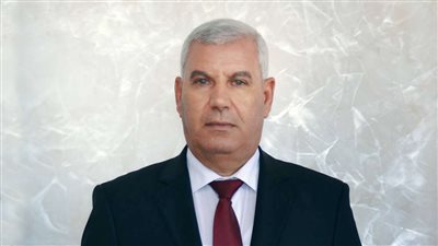 لفتة إنسانية.. محافظ مطروح يمنح سيدة مسنة 11 ألف جنيه