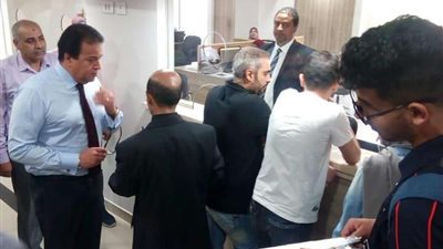 وزير التعليم العالي يتفقد مبنى إدارة الطلاب الوافدين