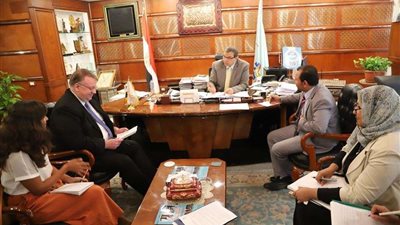 وزير القوى العاملة يبحث مع 