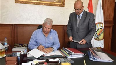 محافظ مطروح: التوقيع على 3 عقود تقنين زراعية بسيوه وتسليمها لأصحابها