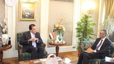 عبد الغفار يبحث مع مدير 