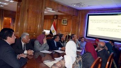 محافظ القليوبية يناقش إنشاء عربات الطعام المتنقلة بعدد من المدن