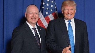 الرئيس الأمريكي يعلن استقالة 