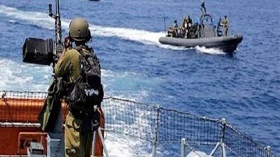 الاحتلال يطلق النيران على مراكب الصيادين الفلسطينيين