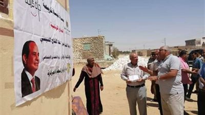 محافظ الوادي الجديد يتفقد المنازل ضمن مبادرة حياة كريمة بالفرافرة