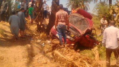 بالصور.. مصرع ٦ أشخاص وإصابة ٣ آخرين فى حادث تصادم سيارتين بأسيوط