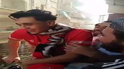 بالفيديو.. جماهير الأهلي تتوافد على منزل مشجع الأهلي المصاب بعد خروجه من المستشفى