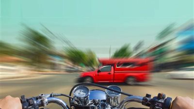 إنقلاب موتوسيكل يسبب إصابة شابين أعلى كوبري العياط