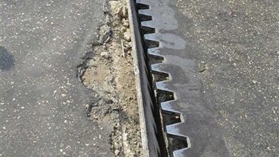 حواجز حديدية بمحيط أعمال إصلاح الفواصل بكوبري عباس