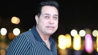 بالصور.. حكيم يتعرض لحادث سير على طريق السويس