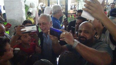 أعضاء الزمالك يلتقطون الصور التذكارية مع أشرف زكي بانتخابات العمومية (صور)