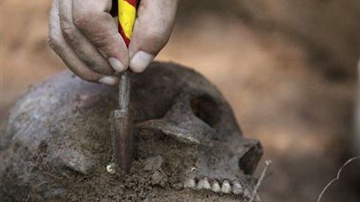 بالصور.. مقبرة جماعية تحت منزل رئيس شهير