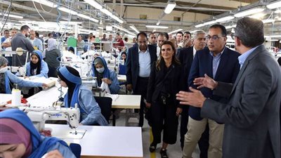رئيس الوزراء يزور مجمعا لصناعة المنسوجات في المنيا (صور)