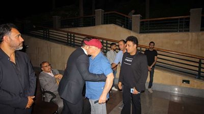 توافد نجوم الفن على عزاء والد الشاعر تامر حسين (صور)