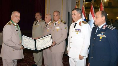 وزير الدفاع يكرم القادة المحالين للتقاعد في الأول من يوليو 2019
