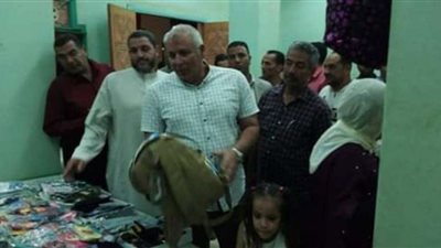 محافظ الوادي الجديد يتفقد معرض الجمعية الشرعية للمستلزمات المدرسية بالداخلة