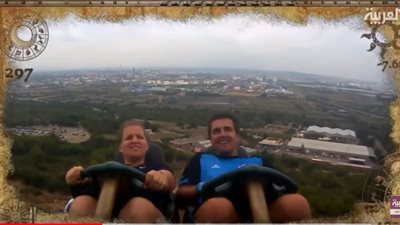 شاهد.. رجل يلتقط هاتفا طائرا في مدينة ملاهي بنيوزيلندا