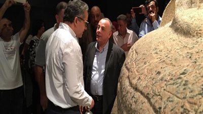 وزير الآثار يتفقد العرض الأول لتابوت الملكة 