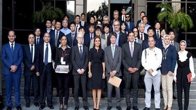 سحر نصر تلتقي مع وزير الدولة للاقتصاد والصناعة الياباني