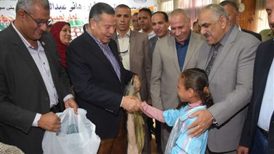 محافظ بني سويف يشارك في تسليم احتياجات 5 ألاف أسرة من الزي المدرسي 