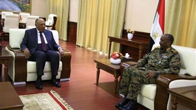 سامح شكري يلتقي رئيس المجلس السيادي السوداني