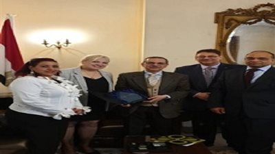 بعد انتهاء فترة عمله.. جمعية اللوتس في بريطانيا تكرم السفير علاء يوسف