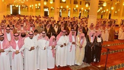 أمير الرياض يؤدي صلاة الجنازة على فيصل بن فهد (صور)