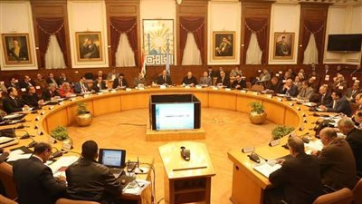 محافظ القاهرة يتبرع بـ 100 جنيه للطلاب غير القادرين