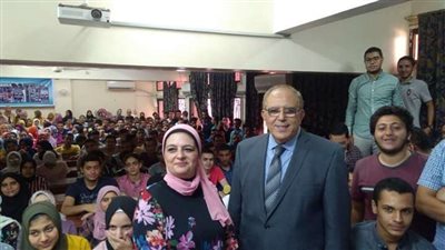 عميد طب بني سويف يستقبل الطلاب والطالبات الجدد