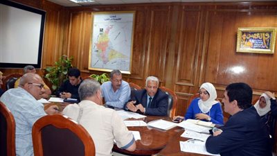 محافظ القليوبية يناقش مشكلة مصرف البلبيسي بالخانكة