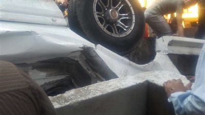 بالصور.. مصرع وإصابة 11 إثر سقوط ميكروباص من أعلى محور صفط اللبن