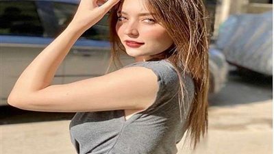 شقراء بعيون خضراء.. إطلالات ساحرة لخطيبة تامر عاشور (صور)