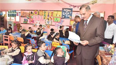محافظ أسيوط يتفقد بعض المدارس الابتدائية للاطمئنان على انتظام الدراسة