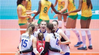 البرازيل تتأهل لنصف نهائي بطولة العالم للطائرة (صور)