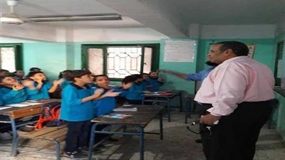 في أول يوم دراسة.. وكيل غرب شبرا يتفقد مدارس القليوبية