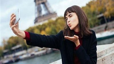 علماء يكشفون السر.. لماذا يركز البشر على العين اليسرى في 