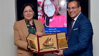 الجالية المصرية بالكويت تمنح هويدا عصام لقب سفيرة الإنسانية