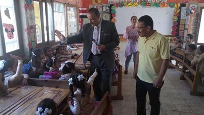 محافظ بني سويف يطمئن على انتظام الدراسة بالمحافظة