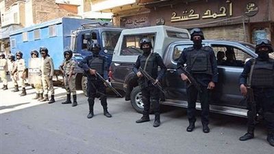 أمن الجيزة يضبط شخصين بحوزتهم أسلحة نارية ومواد مخدرة