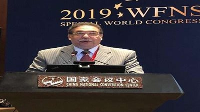 الهجرة تهنئ طبيب مصري لحصوله على الميدالية الشرفية للجمعية العالمية لجراحة الأعصاب