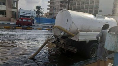 سيارات إزالة في مطروح لمواجهة تجمعات المياه